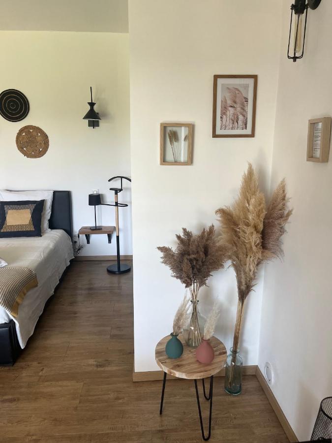 Gîtes dans Mas en pierres Robion Extérieur photo