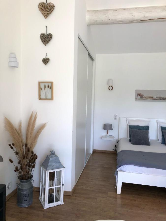 Gîtes dans Mas en pierres Robion Extérieur photo